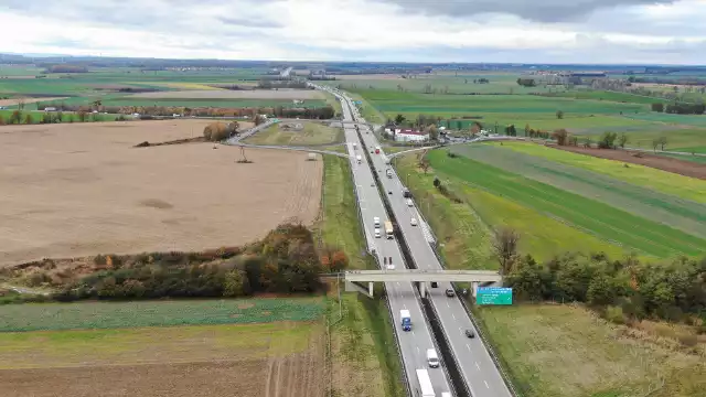 Istniejąca autostrada A4 na Dolnym Śląsku od Wrocławia do Krzyżowej zostanie rozbudowana o pas ruchu i pas awaryjny.
