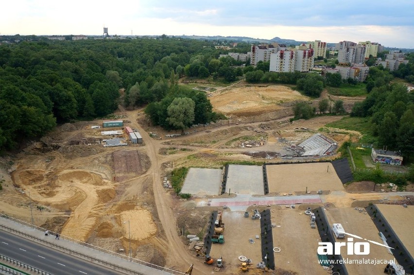 Trudno o optymizm patrząc na zdjęcia z budowy Rodzinnego...