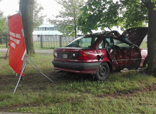 Dwa zarzuty usłyszał kierowca opla, który we wtorek, 30 maja, doprowadził do śmiertelnego wypadku na ul. Północnej w Kostrzynie nad Odrą. Prokuratura wystąpiła z wnioskiem o aresztowanie mężczyzny.Sprawcą wypadku jest Łukasz K., 32-latek z Kostrzyna. Wsiadł za kierownicę, mając w organizmie około 1,4 promila. Na łuku drogi na ul. Północnej stracił panowanie nad oplem astrą i z dużą siłą uderzył bokiem w przydrożne drzewo. Uderzenie nastąpiło dokładnie w miejscu, gdzie siedział pasażer opla. Mężczyzna zginął na miejscu. Kierowca został przetransportowany śmigłowcem do szpitala w Gorzowie, gdzie przebywa do dziś. - Mężczyzna usłyszał dwa zarzuty. Pierwszy to kierowanie pojazdem w stanie nietrzeźwości. Drugi zarzut to spowodowanie wypadku ze skutkiem śmiertelnym - mówi Maciej Kimet z wydziału prasowego Komendy Wojewódzkiej Policji w Gorzowie Wlkp.Sprawę prowadzi słubicka prokuratura. - Wystąpiliśmy z wnioskiem do sądu o tymczasowy areszt dla Łukasza K. - mówi Małgorzata Fila, prokurator rejonowy ze Słubic. W piątek, 2 maja, ma się odbyć posiedzenie sądu, na którym zostanie podjęta decyzja o aresztowaniu mężczyzny. Przeczytaj też:  Tragedia w Kostrzynie. Pijany kierowca opla uderzył w drzewo, zginął pasażerCzytaj więcej o Kostrzynie nad Odrą:  Kostrzyn nad Odrą - informacje, wydarzenia, artukuły