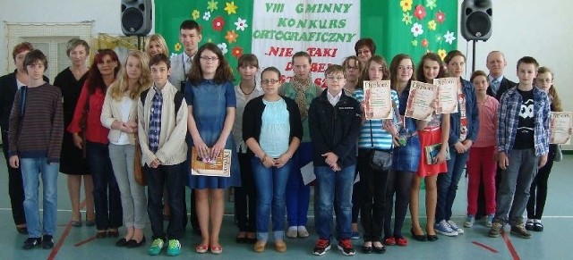 Uczestnicy VIII Gminnego Konkursu Ortograficznego w Bebelnie z opiekunami i organizatorami.