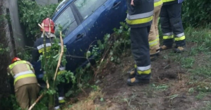 W Rybniku na Boguszowickiej auto spadło ze skarpy i uderzyło...