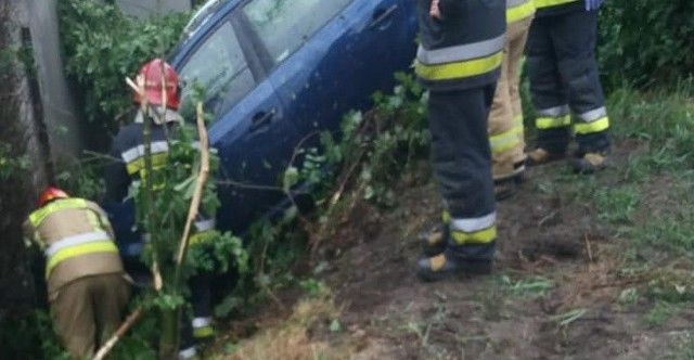 W Rybniku na Boguszowickiej auto spadło ze skarpy i uderzyło w dom