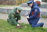 Maków Maz. Przedstawiciele ambasady rosyjskiej gościli w Makowie. Przyjechali po ziemię z Cmentarza Armii Żołnierzy Radzieckich