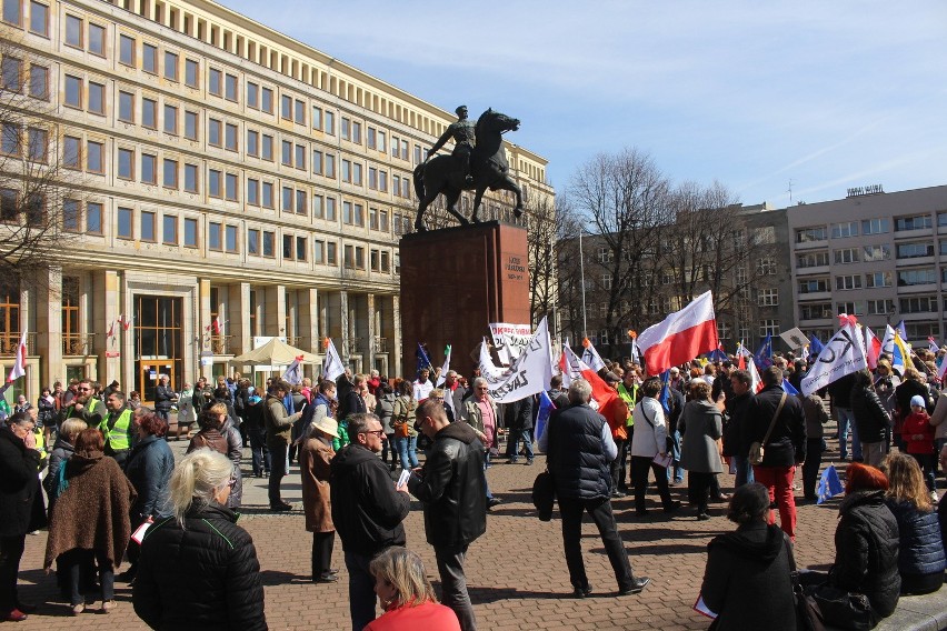 Działacze i sympatycy KOD manifestują w Katowicach na placu...