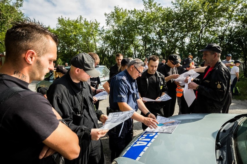 W ciągu tych kilku dni parę tysięcy ludzi przetrząsnęło...