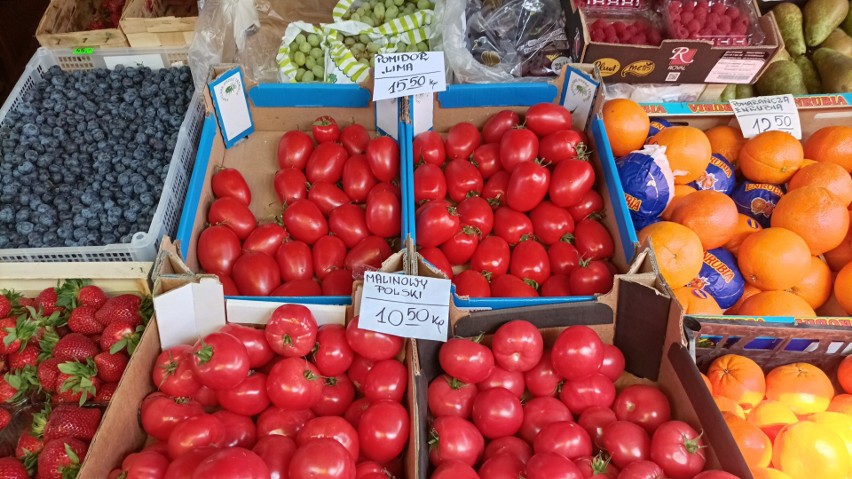 Pomidory malinowe polskie - ok. 10,50 zł/kg