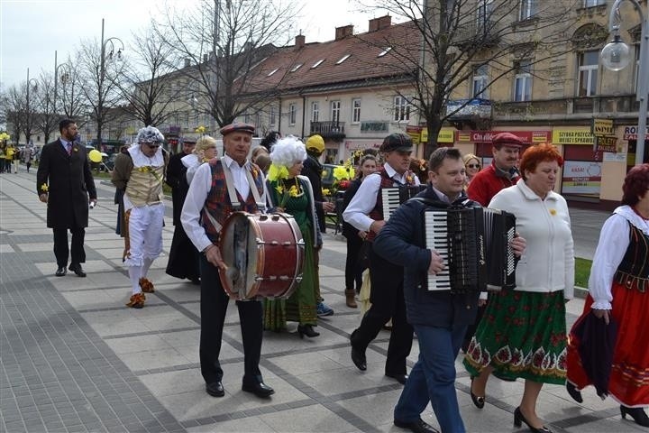 Uczestnicy ubrani byli w kolorowe elementy. Dominowały...