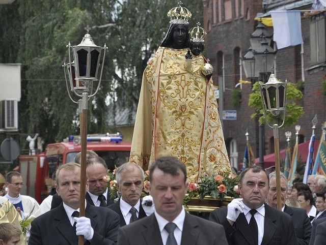 Z kościoła figura Maryi została przeniesiona na Rynek, gdzie odbywały się uroczystości.