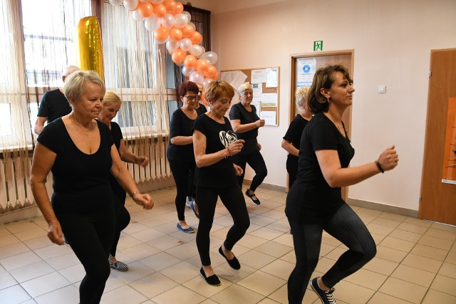 W czasie pierwszej rocznicy Klubu Seniora swoje układ taneczny zaprezentowały  panie pod okiem instruktorki Doroty Konat.