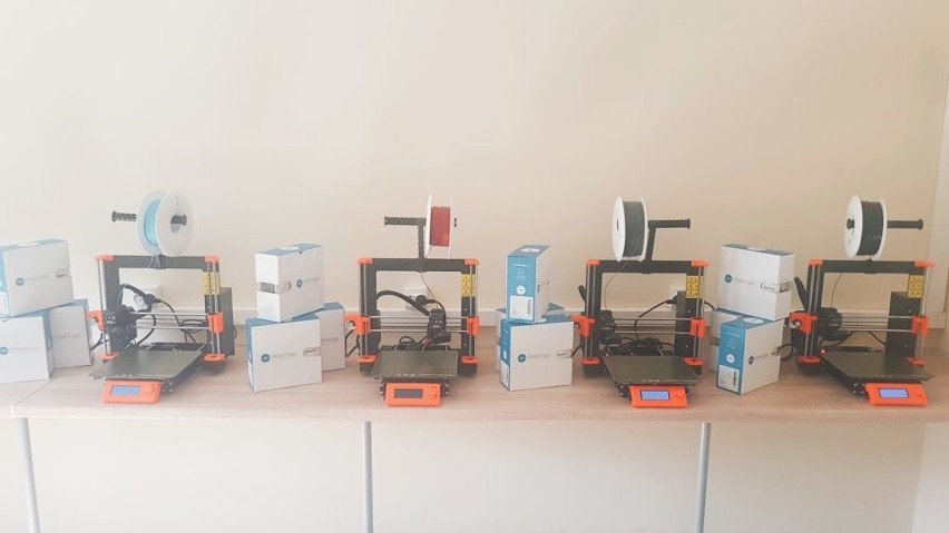 Przyłbice dla lekarzy chroniące przed koronawirusem robią studenci na drukarkach 3D w ATH w Bielsku-Białej