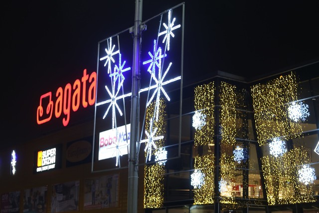 Katowice: Agata Meble... już świąteczna! Kolorowe lampki zdobią sklep i witają klientów.Zobacz kolejne zdjęcia. Przesuwaj zdjęcia w prawo - naciśnij strzałkę lub przycisk NASTĘPNE