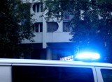 Pacjent opuścił szpital w Grójcu i pieszo szedł do domu. Wyczerpanego mężczyznę uratowali policjanci