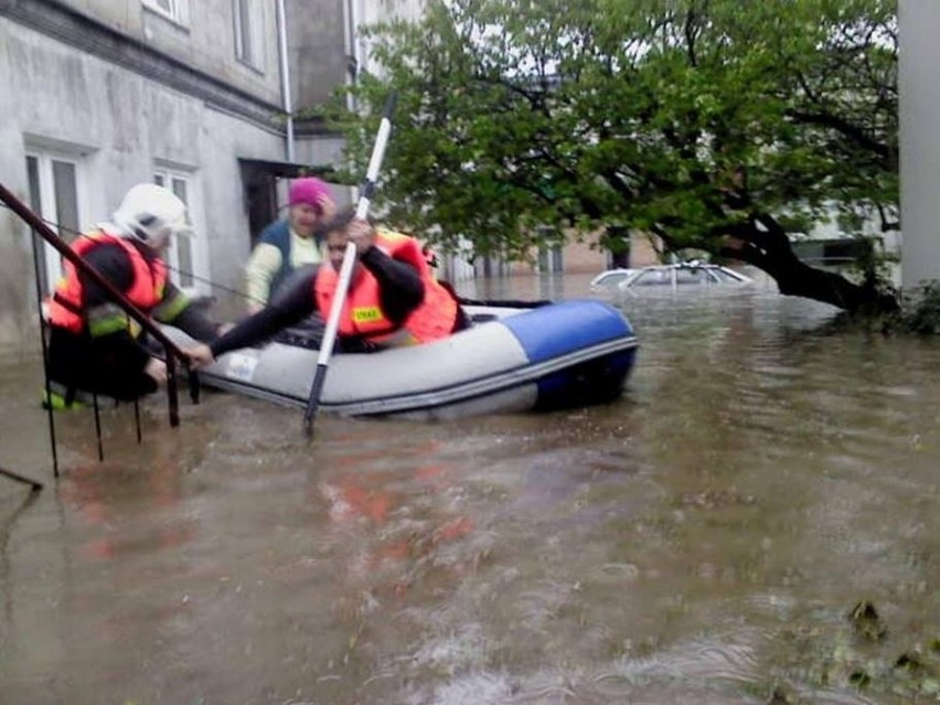 W Brzezinach strażacy musieli używać pontonu, by dostać się...