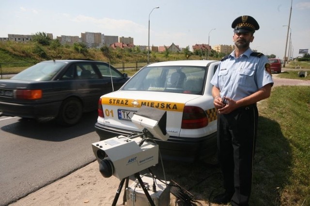 Gmina Kielce ma przenośny fotoradar obsługiwany przez Straż Miejską i policję. Mandaty wypisuje strażnik, bo tylko wtedy pieniądze trafiają do kasy miasta.