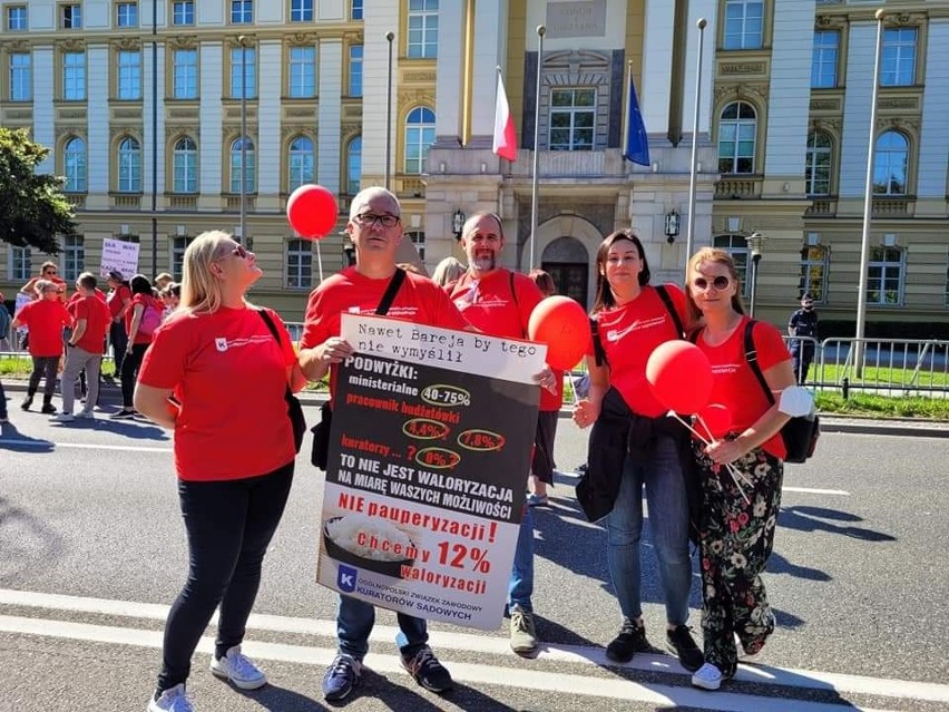 Pracownicy Sądu Rejonowego w Ostrowi Mazowieckiej też protestują. 10.09.2021 odbył się ogólnopolski protest pracowników sądów i prokuratur
