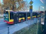 Autobus MPK Wrocław wjechał pod rogatki i wstrzymał ruch na drodze. Mamy stanowisko MPK