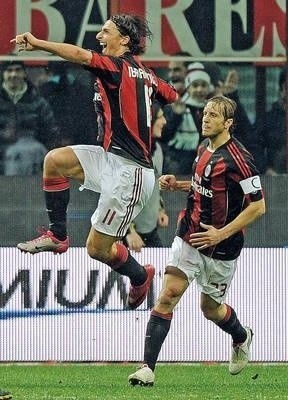 Zlatan Ibrahimovic (z lewej, Milan) cieszy się ze strzelenia gola Arturowi Borucowi (Fiorentina) Fot. EPA/Daniel Dal Zennaro