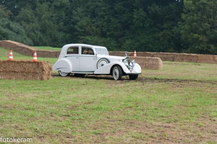 Widowiskowe próby sportowe samochodów zabytkowych na Moto...