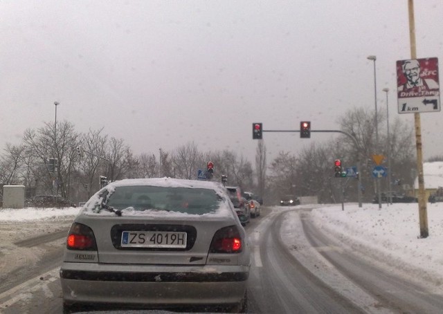 Skrzyżowanie ulic Mieszka I i Milczańskiej. Na jezdni błoto pośniegowe.