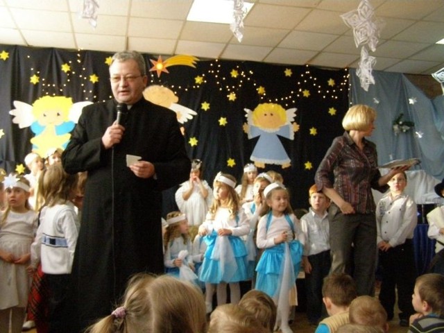 Występ dzieci obejrzał ksiądz Ryszard Szczęśniak, proboszcz Parafii Chrystusa Nauczyciela, który złożył wszystkim świąteczne życzenia.