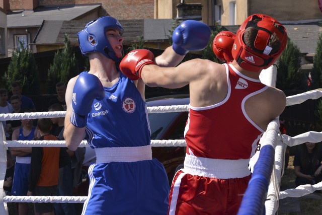 W sobotę (16 czerwca) Słupsk był miejscem, w którym czołówka polskich pięściarzy w grupie wiekowej Elite mogła wyrównać sportowe rachunki za wyniki tegorocznych Mistrzostw Polski Seniorów, które rozegrane zostały w Karlinie pod koniec kwietnia. Zawody zatytułowane „Energa daje szansę na rewanż” rozegrane zostały w Słupsku przy ul. Ogrodowej 5. Zawodnicy walczyli na świeżym powietrzu. Szersza relacja oraz wyniki w poniedziałkowym Głosie Pomorza.Zobacz także: Mecz bokserski Polska - Szwecja. Trening reprezentacji Polski