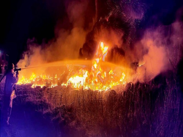 Pożar składowiska opon w okolicach Rybojedzka wybuchł po godzinie 20 w środę, 12 stycznia.