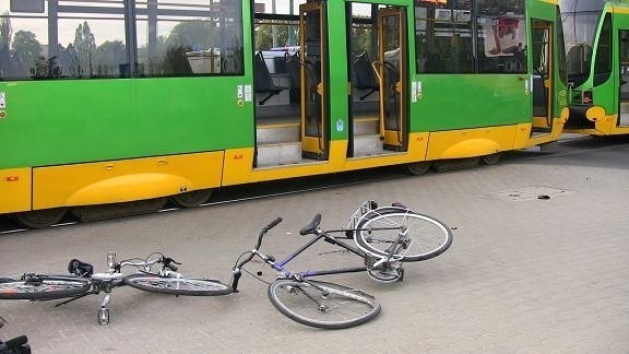 Wypadek: W Poznaniu tramwaj potrącił dwoje rowerzystów