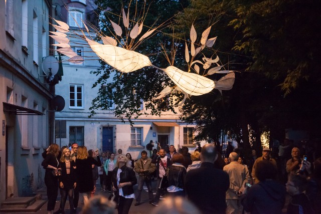 Baśniowe lampiony, które tajemniczo oświetlały ulicę Furmańską nie tylko powrócą w tym roku, ale i ożyją.