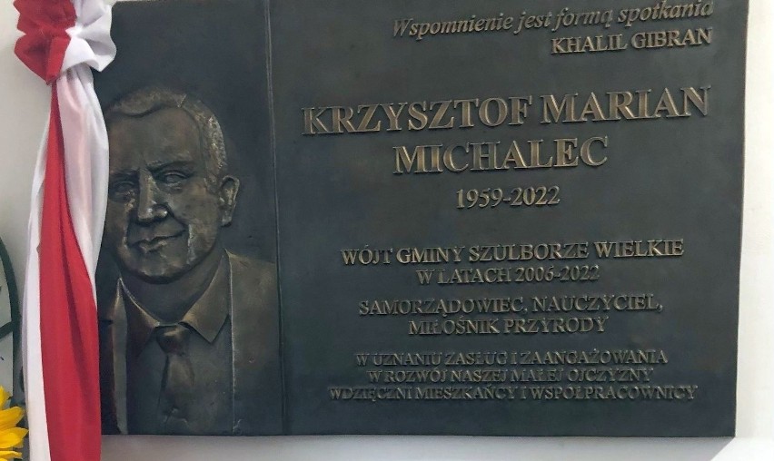 Krzysztof Michalec – zmarły w 2022 roku wójt gminy Szulborze Wielkie – upamiętniony tablicą w urzędzie gminy. 25 lipca 2023