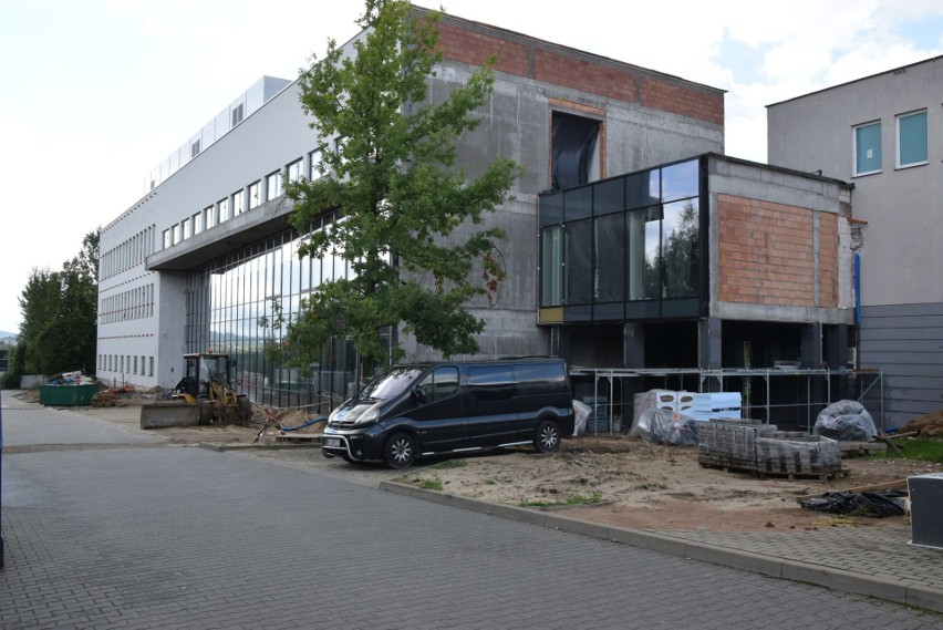 Nowy budynek Wydziału Prawa i Nauk Społecznych Uniwersytetu Jana Kochanowskiego w Kielcach rośnie w oczach (WIDEO, ZDJĘCIA)