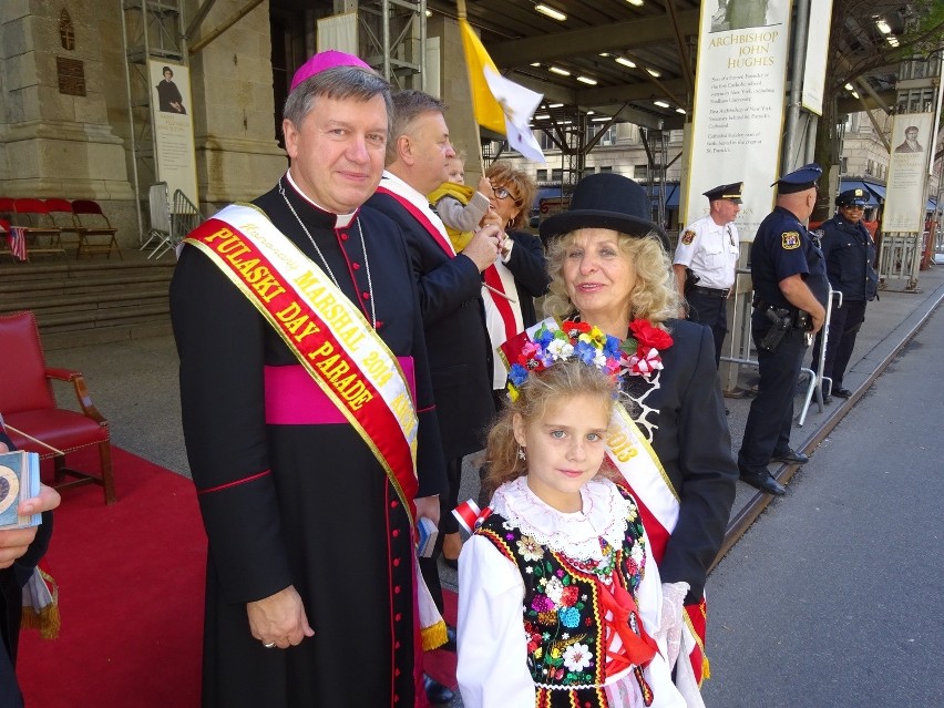 Arcybiskup Józef Kupny honorowym marszałkiem Parady Pułaskiego (ZDJĘCIA) 