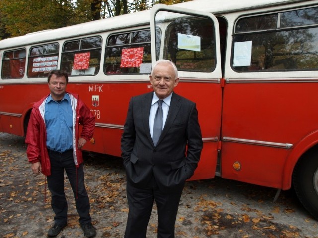 Leszek Miller, przewodniczący SLD, przyjechał w poniedziałek do Koszalina na oficjalną inaugurację kampanii SLD. Czerwonym autobusem, z kandydatami lewicy, wyruszył w objazd po mieście.