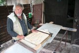  Artysta z Rudnika nad Sanem tworzy dla parafii w Kurzynie. Rzeźbi drewnianą drogę krzyżową