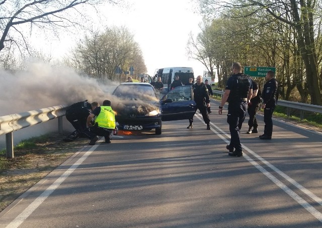 Gmina Belsk Duży. Na drodze wojewódzkiej numer 728 paliło się auto.