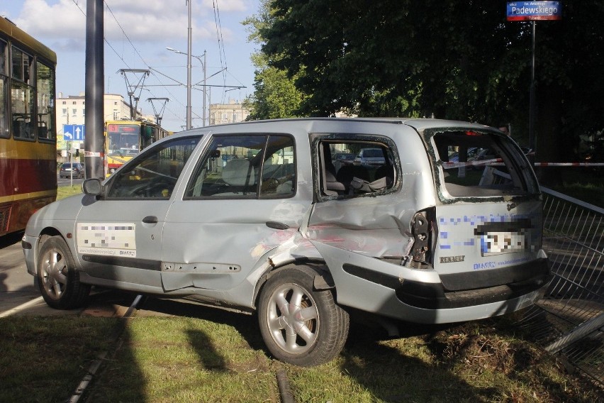 Wypadek na Limanowskiego. Samochód wjechał pod tramwaj [ZDJĘCIA]