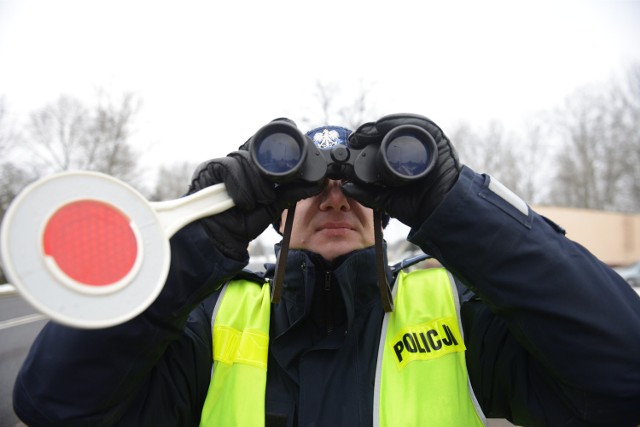 06.02.2015. brzozka powiat krosnienski policja policjant policjanci kontrola radarowa predkosci bezpieczenstwo radar radary wrd wydzial ruchu drogowego drogowka nz lornetka lorneta   mlodszy  aspirant andrzej rogowski fot. mariusz kapala / gazeta lubuska