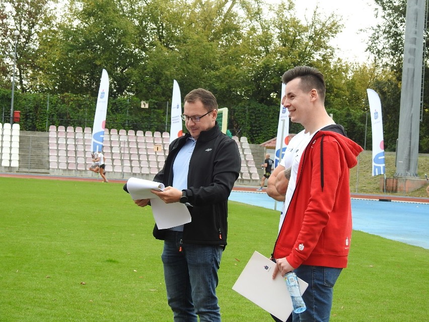 Łomża. 4. edycja PKO Bieg Charytatywny na stadionie. Pomagali z każdym krokiem i pokonywali rekordy [ZDJĘCIA, WIDEO]