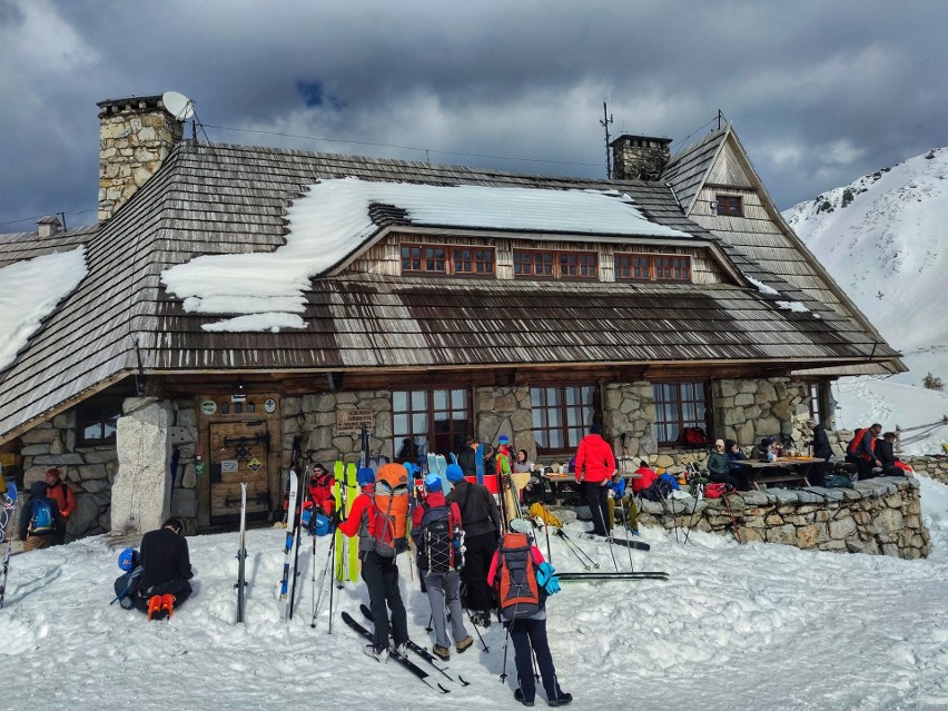 Tatry. W Dolinie Pięciu Stawów nadal 1,5 metra śniegu. Tu krokusów nie uświadczysz. Ale za to widoki piękne!