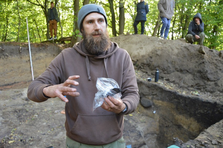 Doktor Paweł Szczepanik, bytowski archeolog zaprosił...