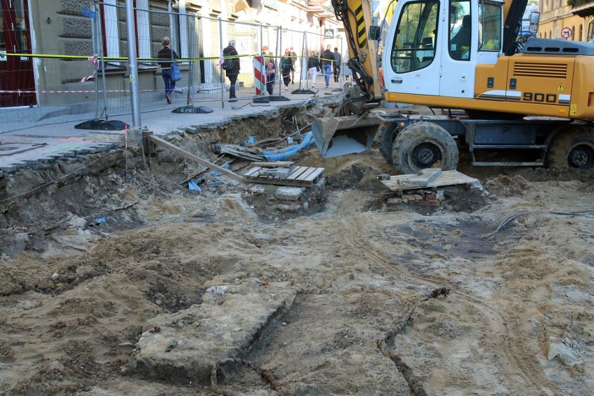 Przy Racławickich odkopali relikty dawnej bramy do miasta. Roboty drogowe zostały wstrzymane