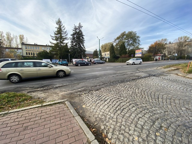 W Sosnowcu wyremontują ulice Hubala-Dobrzańskiego. Powstanie nowy przystanek autobusowo-tramwajowy oraz rondo. Na zdjęciu skrzyżowanie Hubala-Dobrzańskiego i Gacka.Zobacz kolejne zdjęcia. Przesuń w prawo - wciśnij strzałkę lub przycisk NASTĘPNE