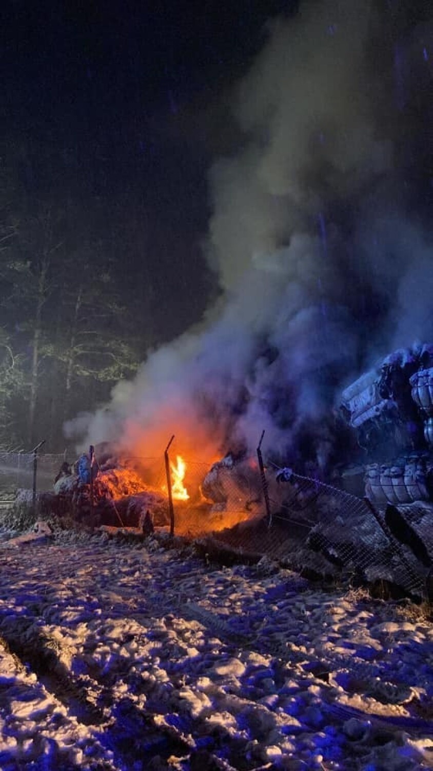 Płoną tekstylia na składowisku w Kamieńcu! To już drugi pożar w ostatnim czasie. W akcji 20 zastępów strażaków