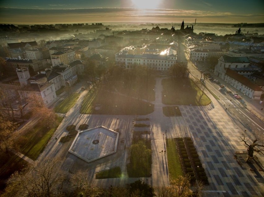 Plac Litewski wczesnym rankiem w niedzielę