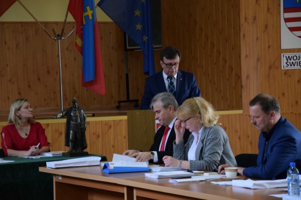 Piąta sesja Rady Powiatu Włoszczowskiego – radni obradowali w poniedziałek, 25 marca (ZOBACZ ZDJĘCIA I ZAPIS TRANSMISJI)