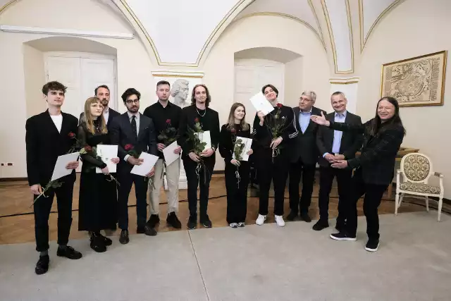 Ceremonia ogłoszenia tegorocznego werdyktu Kapituły Nagrody Artystycznej i wręczenia okolicznościowych dyplomów odbyła się w Sali Białej Urzędu Miasta Poznania.Więcej zdjęć ---->