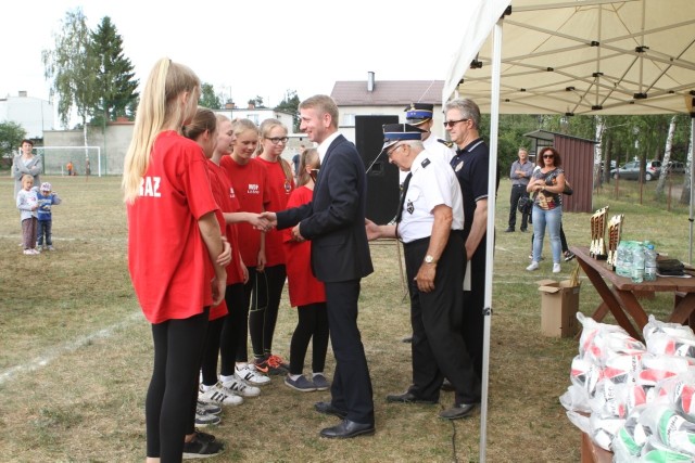 Puchar, gratulacje i nagrody odbierają dziewczęta z Ochotniczej Straży Pożarnej w Leśnie. W końcu u siebie wypadało wygrać.