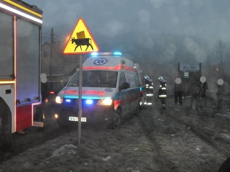 W Królowej Górnej samochód wpadł w poślizg i potrącił 17-latkę, kolejny w Boguszy uderzył w drzewo [ZDJĘCIA]