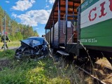 Zderzenie samochodu osobowego z wąskotorówką w Rosnowie [ZDJĘCIA]