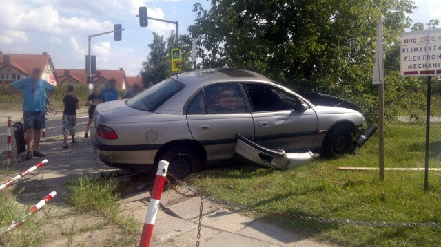 Opel uderzył w płot. Kierowca uciekł