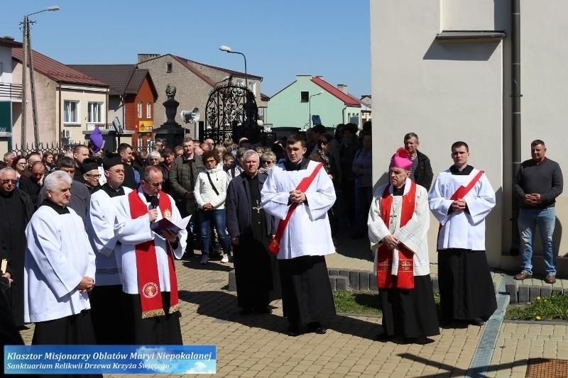 W Wielki Piątek ponad 3 tysiące wiernych uczestniczyło w Drodze Krzyżowej z Nowej Słupi na Święty Krzyż [ZDJĘCIA]